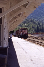 CP 6023 getting a crew change